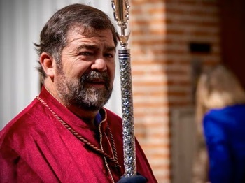 Carlos García Serrada,recibe la insignia de oro de la Junta de Semana Santa.